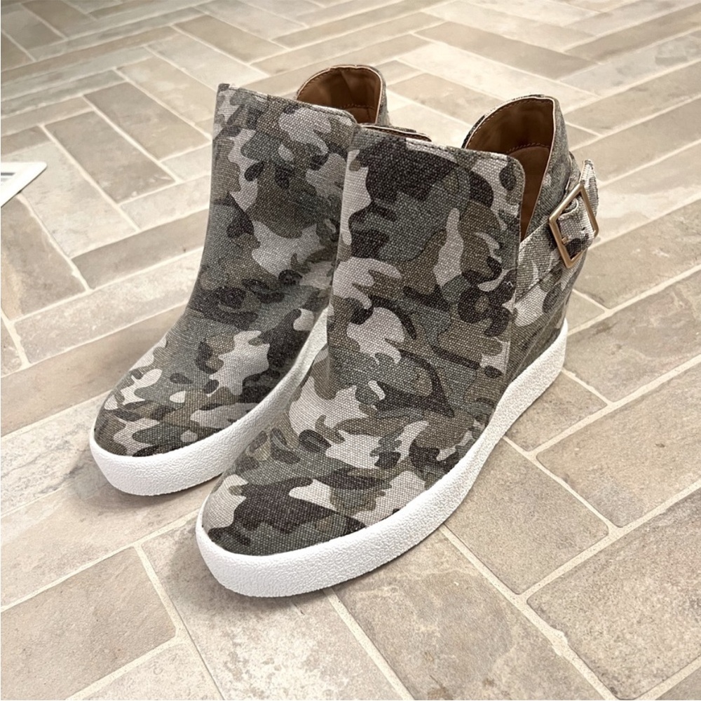 NWOT - Pink Lily Kacy Camo Wedge Sneaker